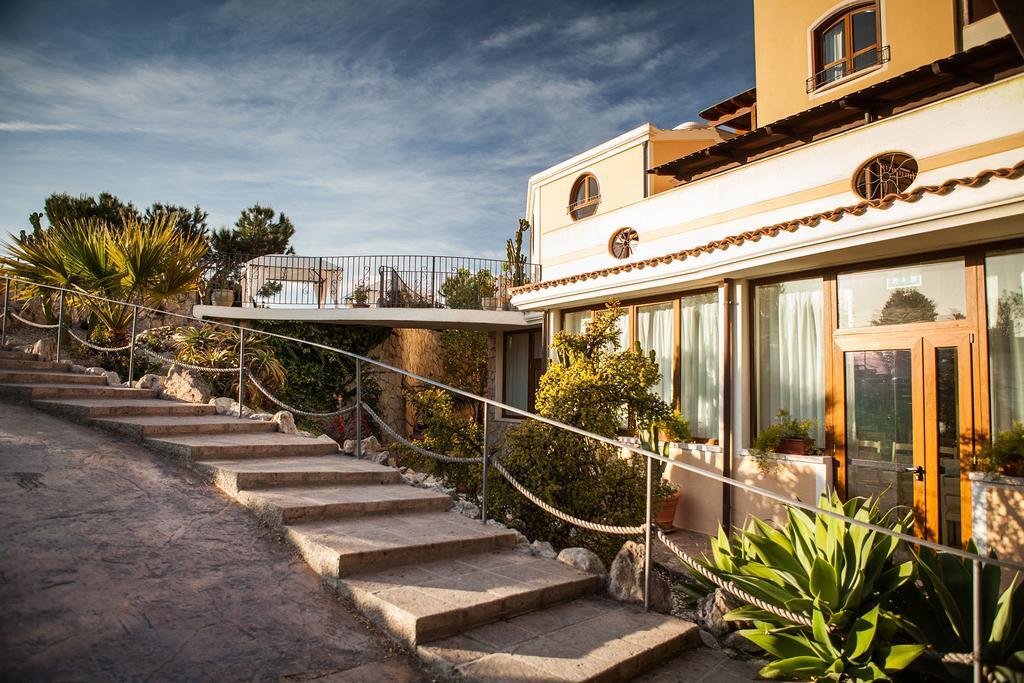 Hotel Raffael Phg Putzu Idu Exterior photo