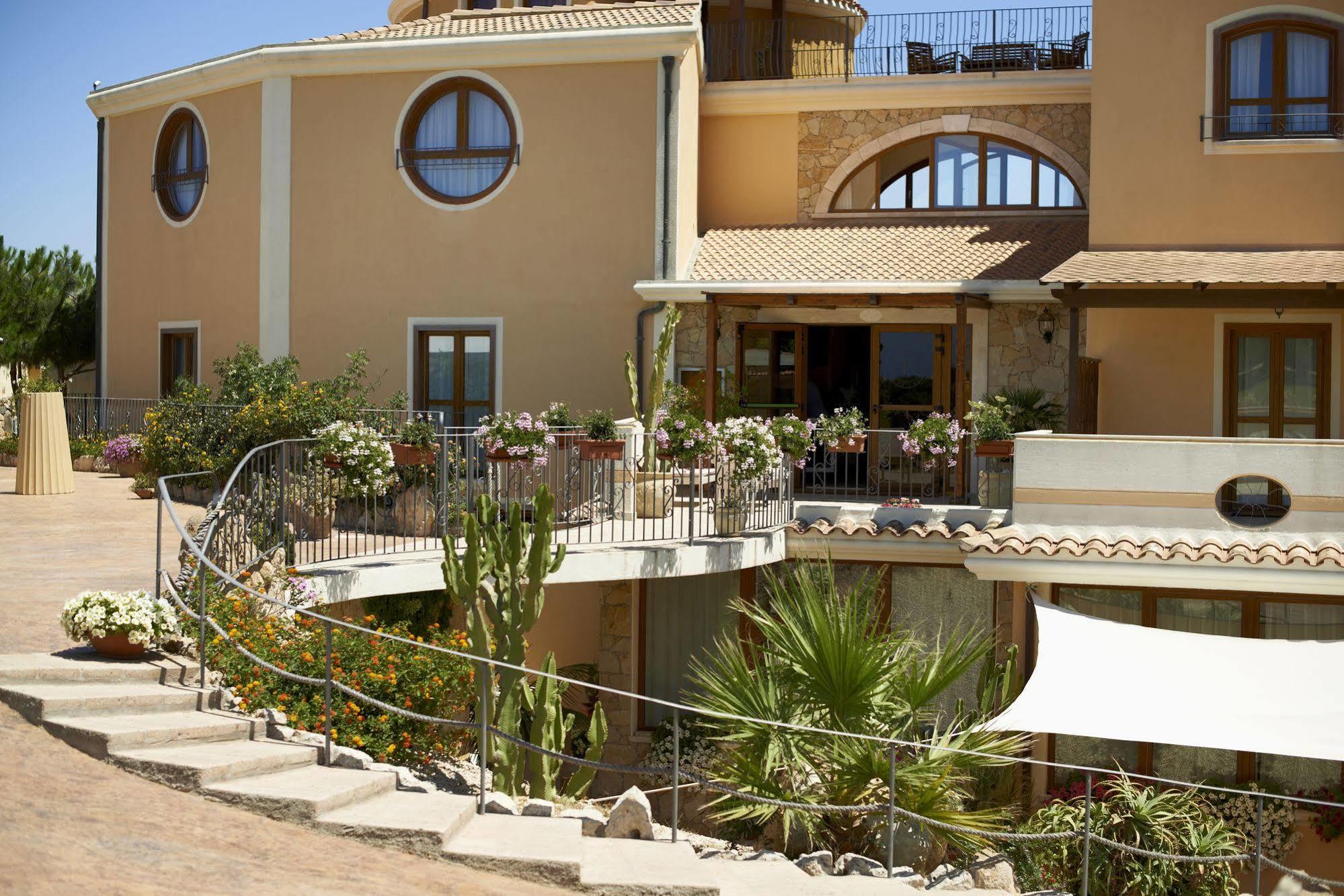 Hotel Raffael Phg Putzu Idu Exterior photo
