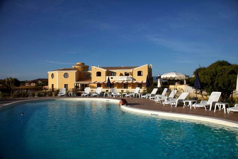Hotel Raffael Phg Putzu Idu Exterior photo