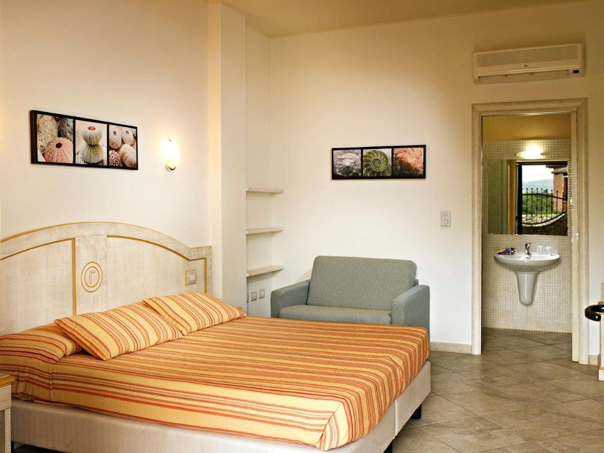 Hotel Raffael Phg Putzu Idu Exterior photo